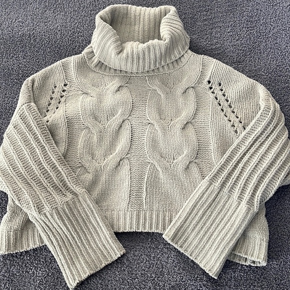 Moon and Madison cowl neck cropped sweater size M - Picture 1 of 10